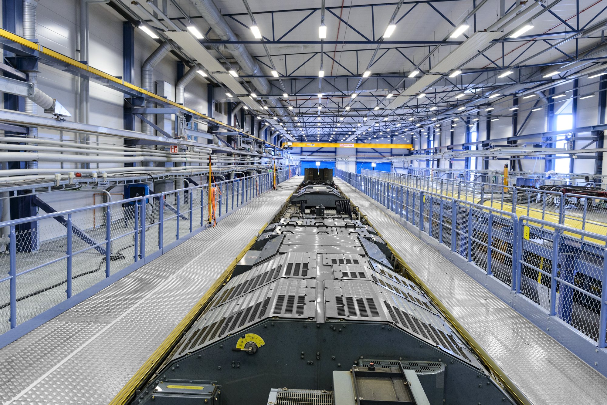 Närbild av blå hydraulisk lyftmekanism från Dendro Lift
